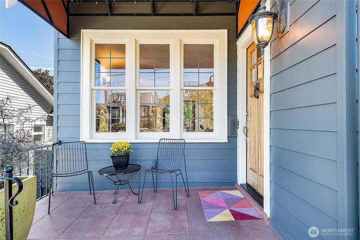 Property Photo:  2520  Warren Avenue N  WA 98109 