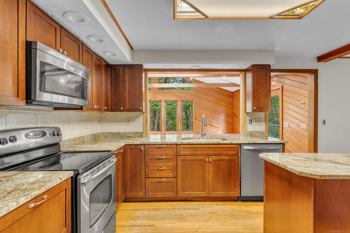 Property Photo:  507 Little Meadow Road  CT 06437 