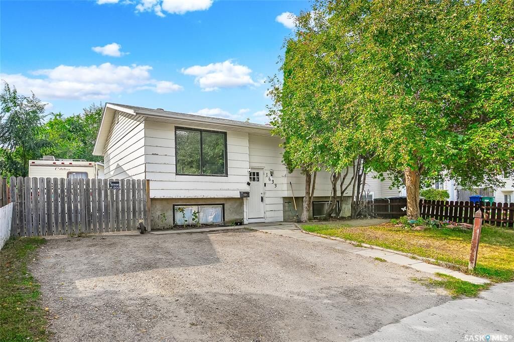 Property Photo:  1633 B Avenue N  SK S7L 1H2 