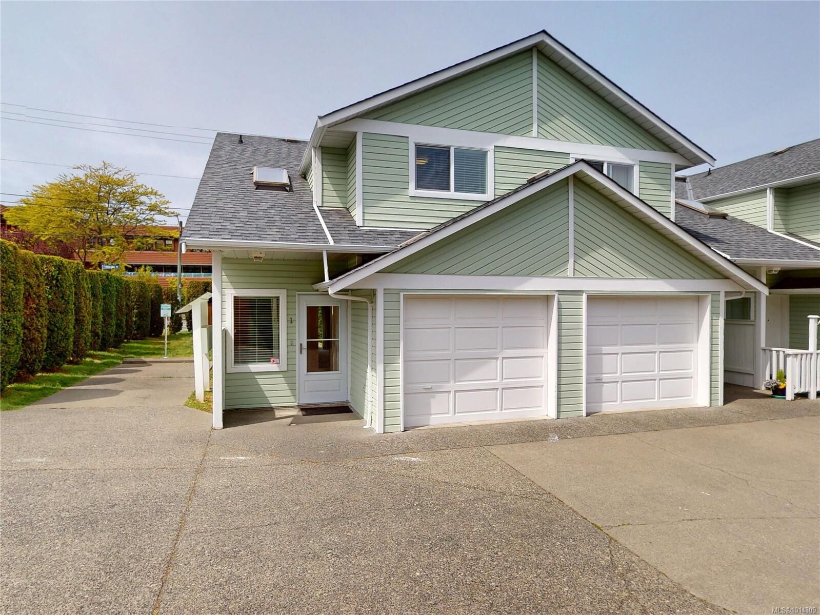 Property Photo:  1441 Hillside Ave 1  BC V8T 2B9 