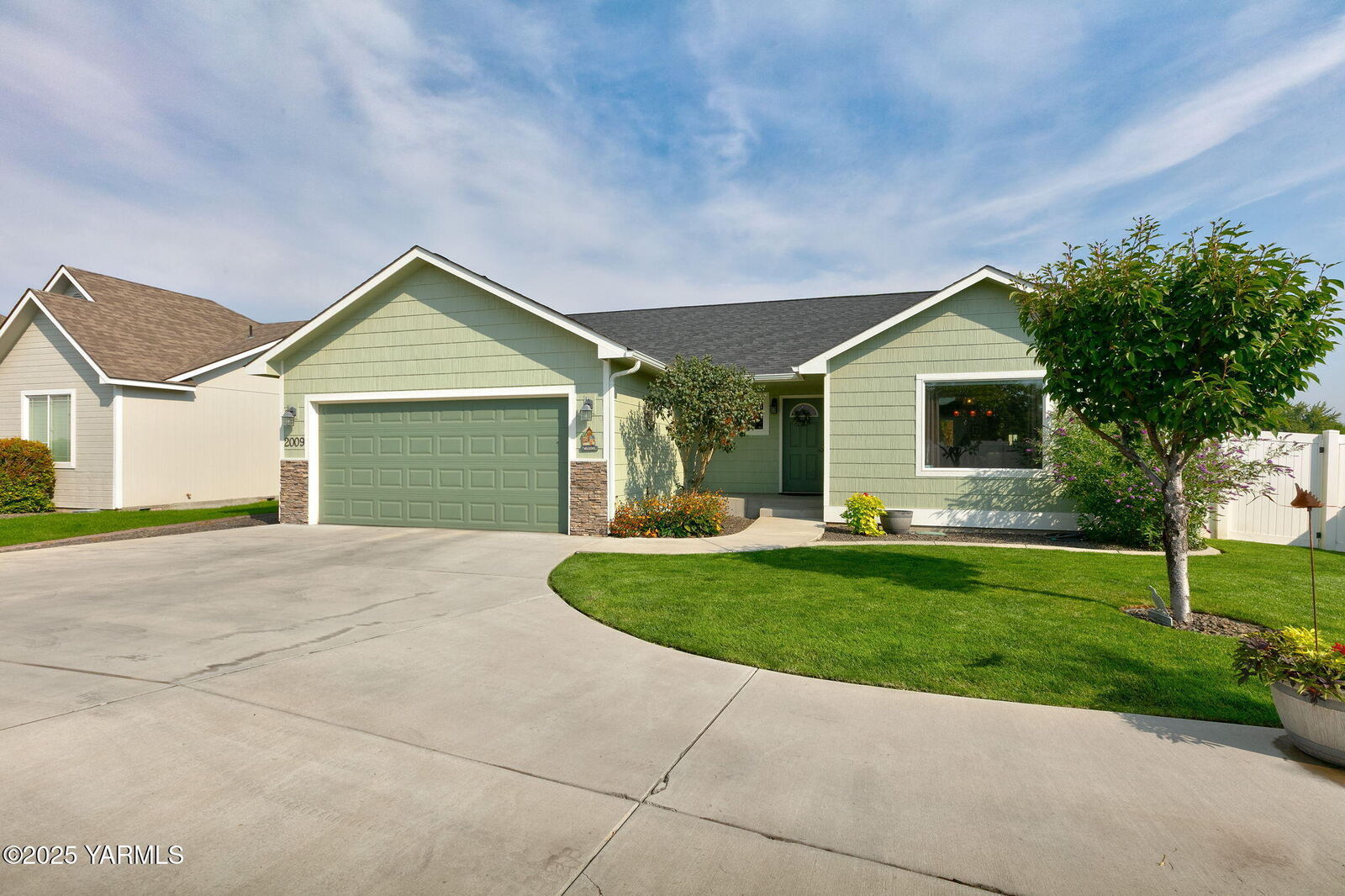 Property Photo:  2009 S 54th Ave  WA 98903 