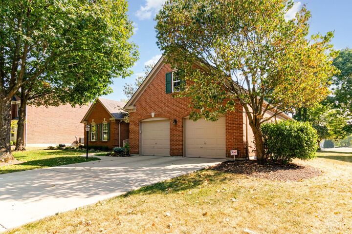 Property Photo: 927 E Legendary Run OH 45245