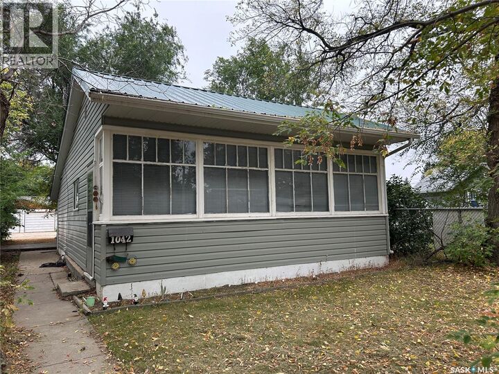1042 Coteau Street W  Moose Jaw SK S6H 5G4 photo