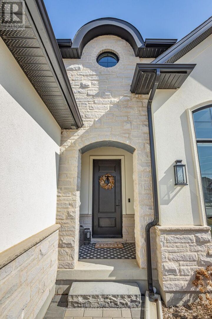 Property Photo:  956 Trailsway Avenue  ON N6K 0K7 