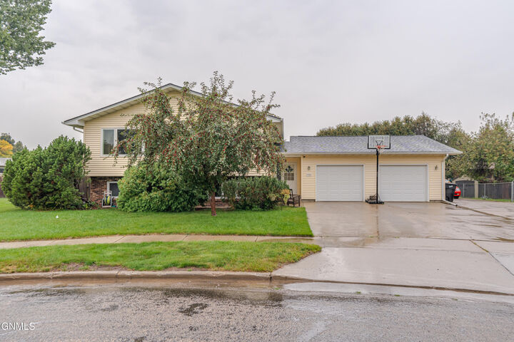 1722 Cologne Drive  Bismarck ND 58504 photo