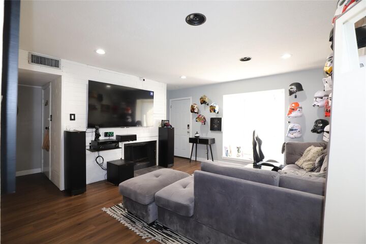 Property Photo: 2103 Place Rebecca Lane D6 TX 77090