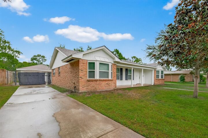 Property Photo: 8210 Edgemoor Drive TX 77036