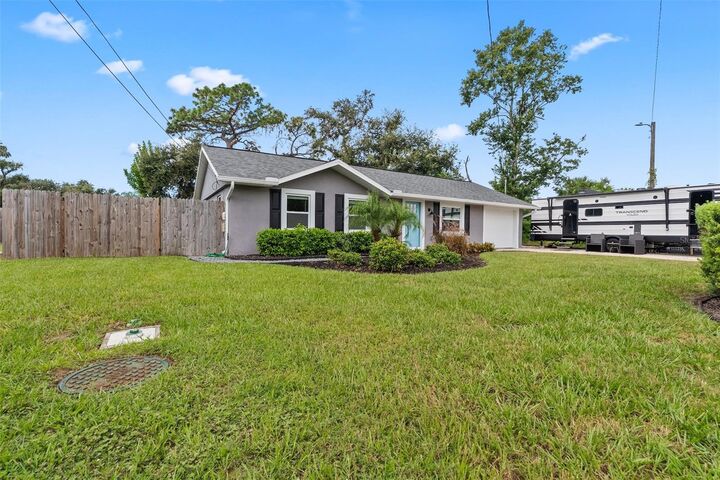 Property Photo:  1601 1st Street SE  FL 33570 