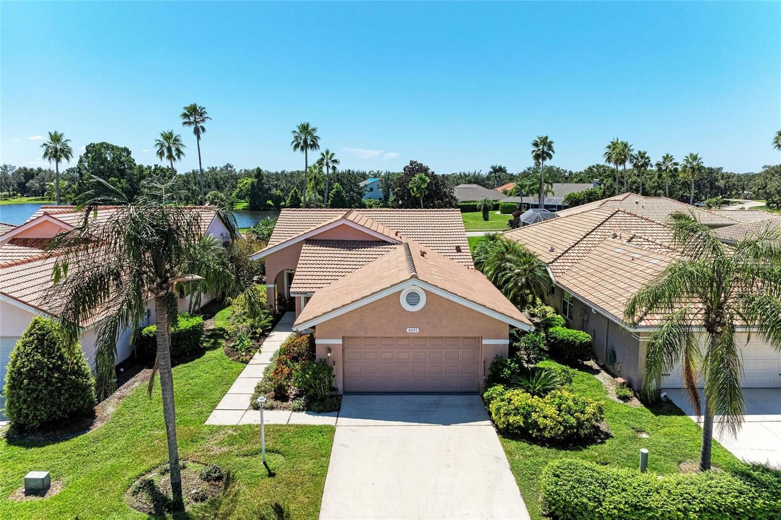 Property Photo: 6647 Oakbrooke Circle FL 34202