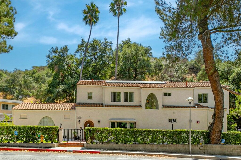 Property Photo:  2644 E Chevy Chase Drive  CA 91206 
