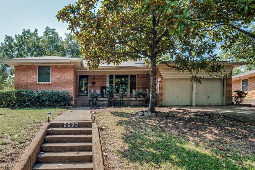 Property Photo: 2622 Bonnywood Lane TX 75233