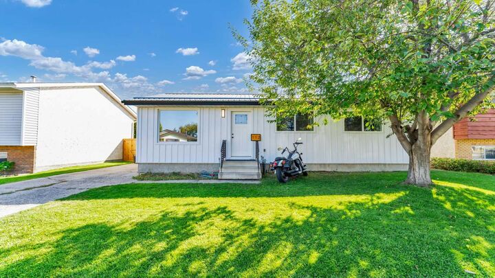 Property Photo:  112 Lake Newell Crescent E  AB T1R 0L6 