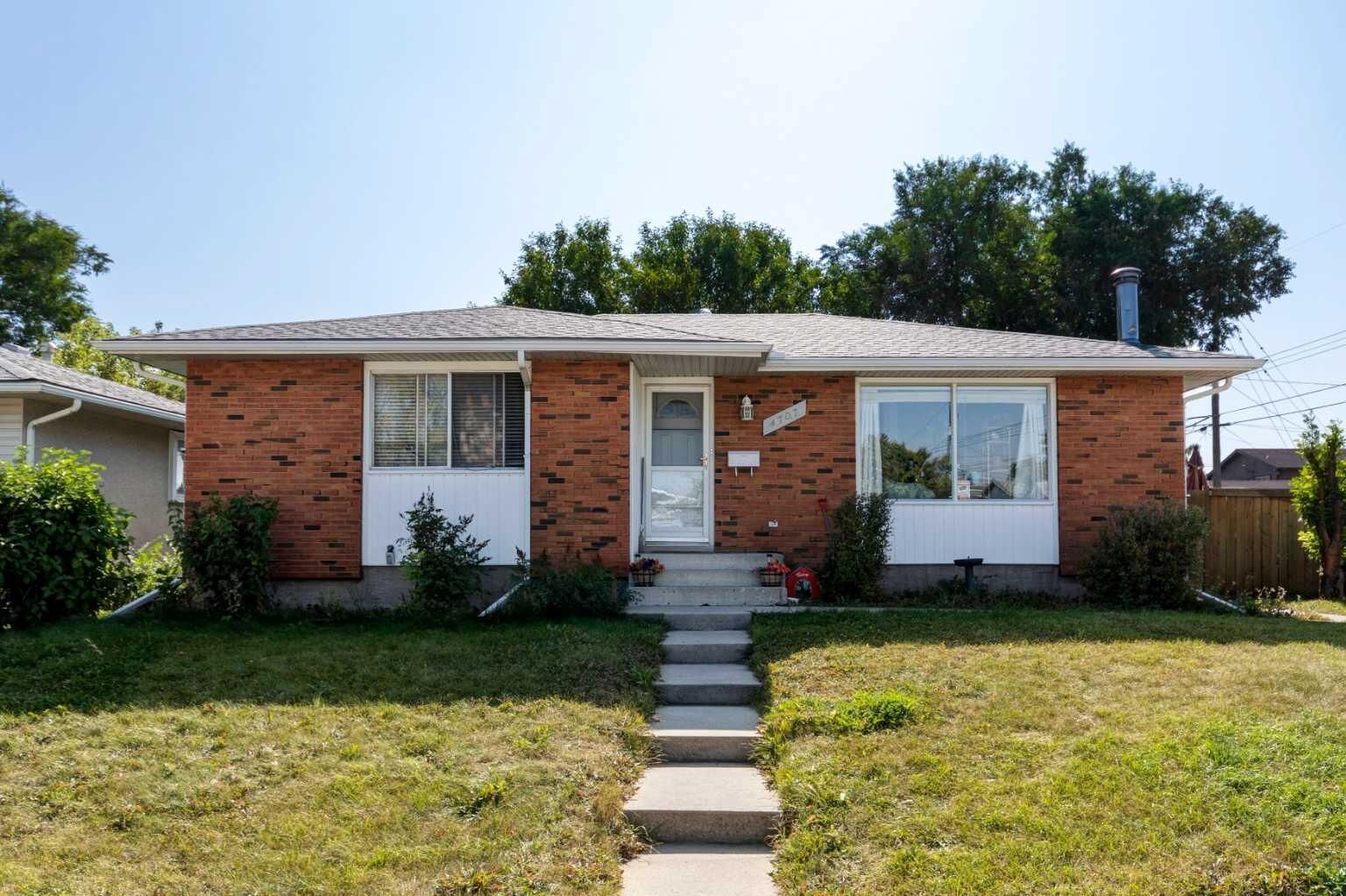 Property Photo:  4707 Mardale Road NE  AB T2A 3M6 