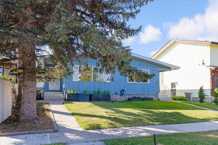 Property Photo:  123 7 Avenue SW  AB T1V 1A2 