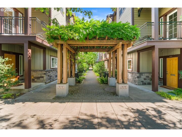 Property Photo:  712 SE 33rd Ave 12  OR 97214 