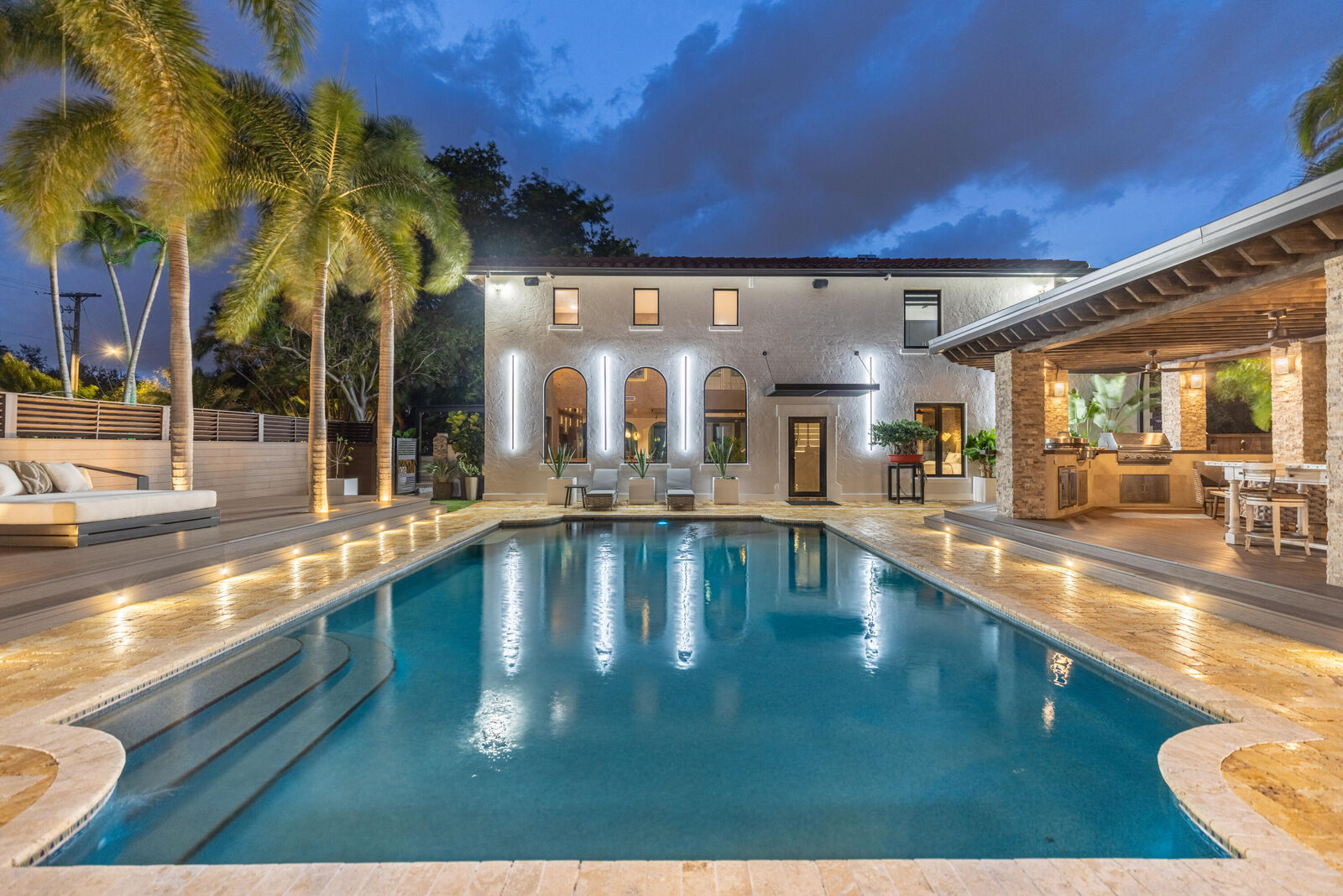 Property Photo:  290 NW 6th Street  FL 33432 