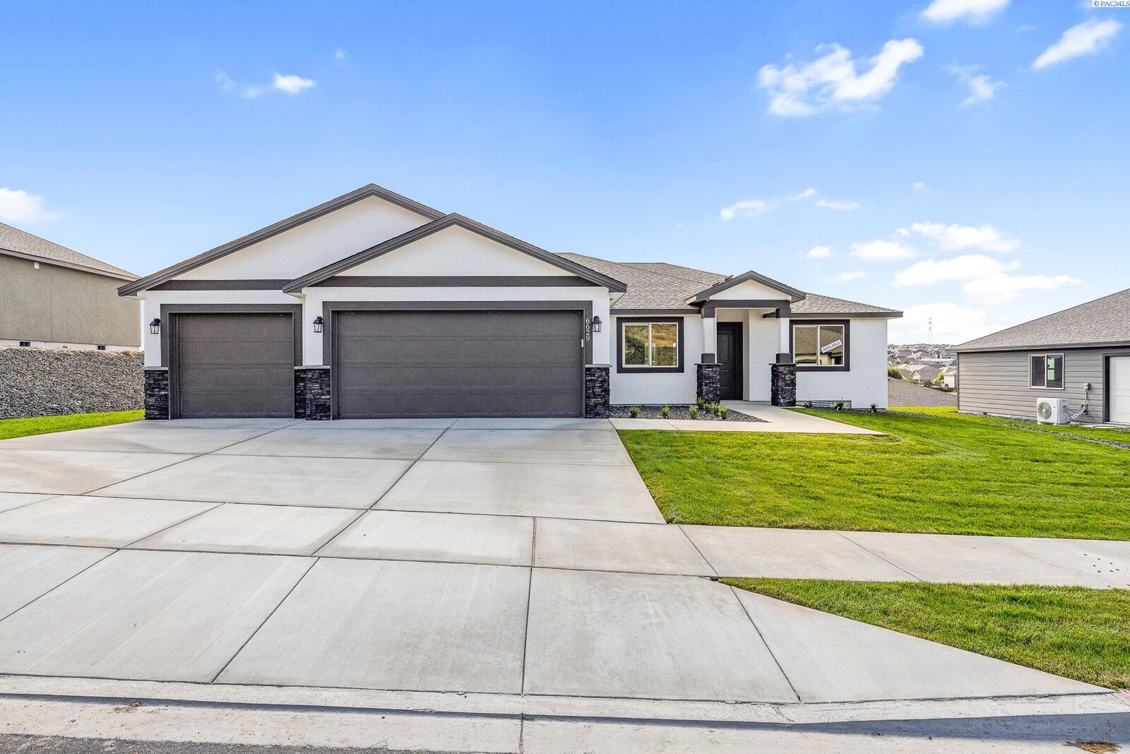Property Photo: 6629 W 29th Ct WA 99338
