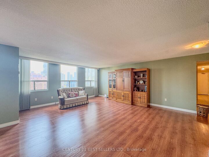 Property Photo: 3650 Kaneff Crescent 1803 ON L5A 4A1