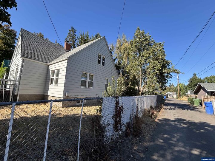 Property Photo:  1145 Hood St NE  OR 97301 