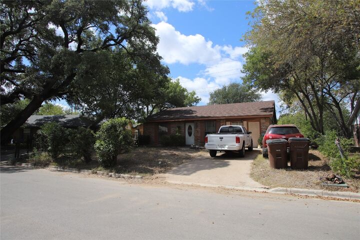 Property Photo:  905 Luann Lane  TX 78644 