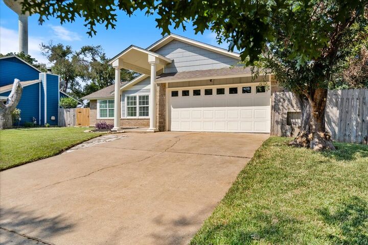 Property Photo: 11612 Tanglebriar Trail TX 78750