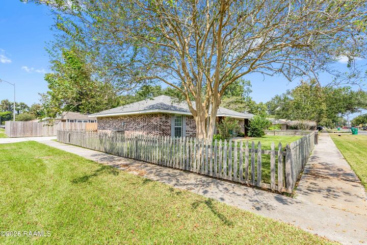 Property Photo: 212 Gordon Crockett Drive LA 70508