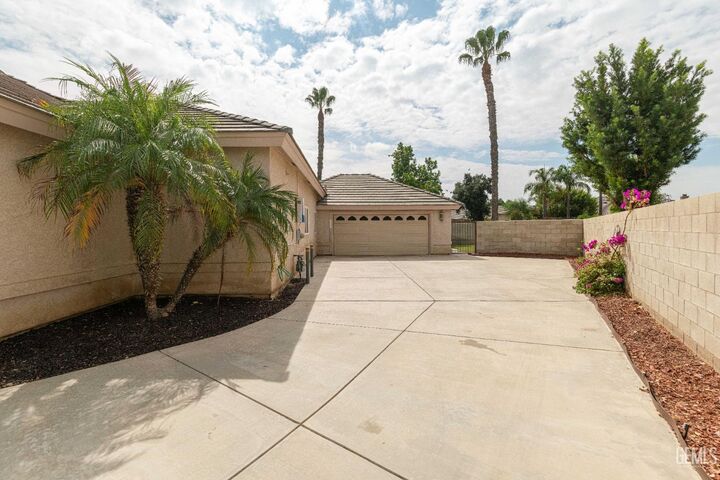 Property Photo:  13207 Phoenix Palm Court  CA 93314 