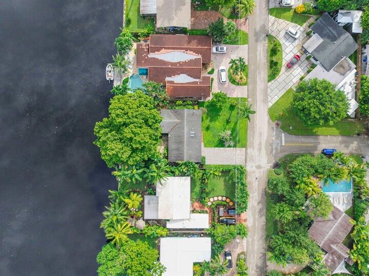 Property Photo:  725 NE 17th Ct  FL 33305 