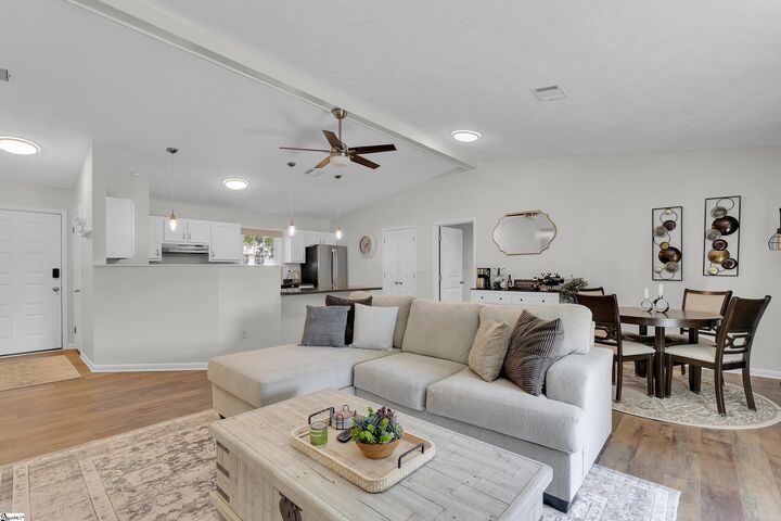 Property Photo:  4 Oak Hollow Court  SC 29607 