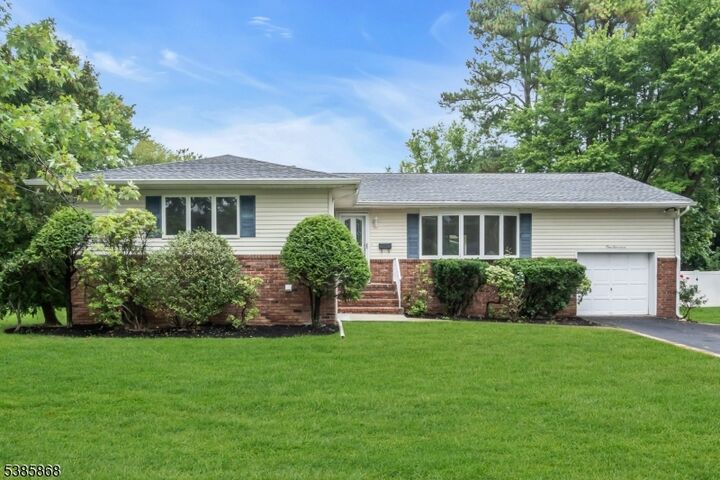 117 Warwick Cir  Springfield Twp. NJ 07081 photo