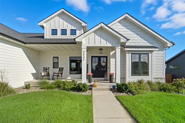 Property Photo:  2337 Green Leaf Circle  IA 50211 