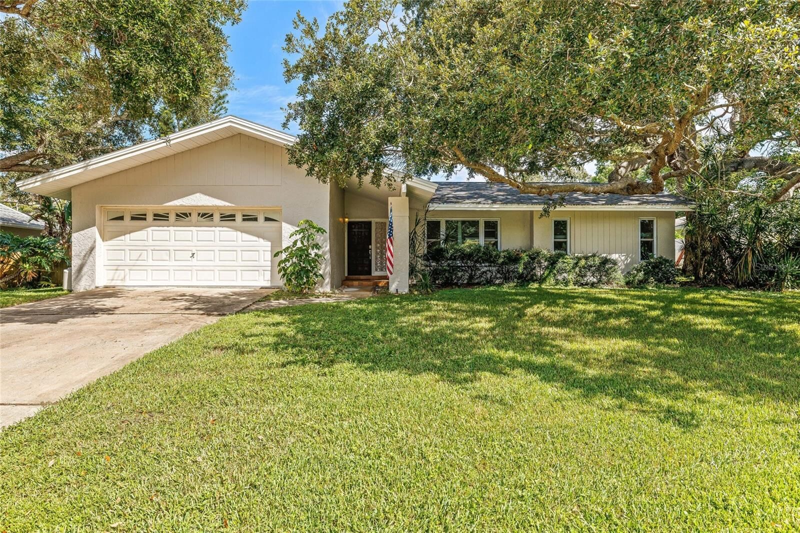 Property Photo: 1624 Pine Place FL 33755