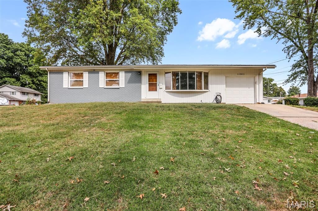 Property Photo: 1301 Springfield Drive IL 62221