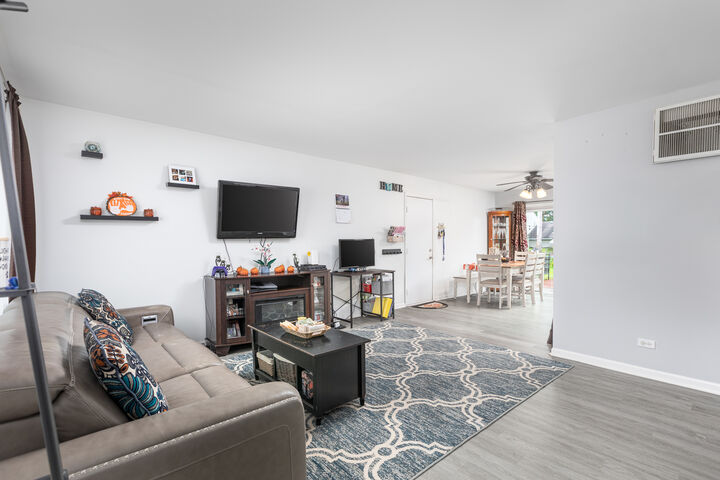 Property Photo:  121 E Briarwood Drive  IL 60107 