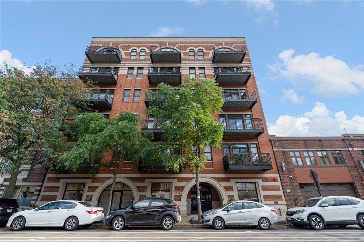 Property Photo:  1355 W Washington Boulevard 2D  IL 60607 