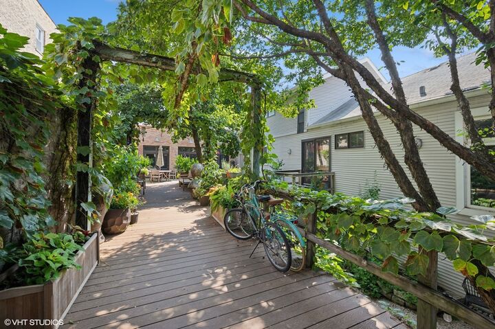 Property Photo:  1653 W North Avenue  IL 60622 
