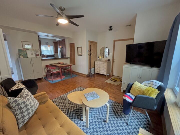 Property Photo:  4411 N Sacramento Avenue 1  IL 60625 