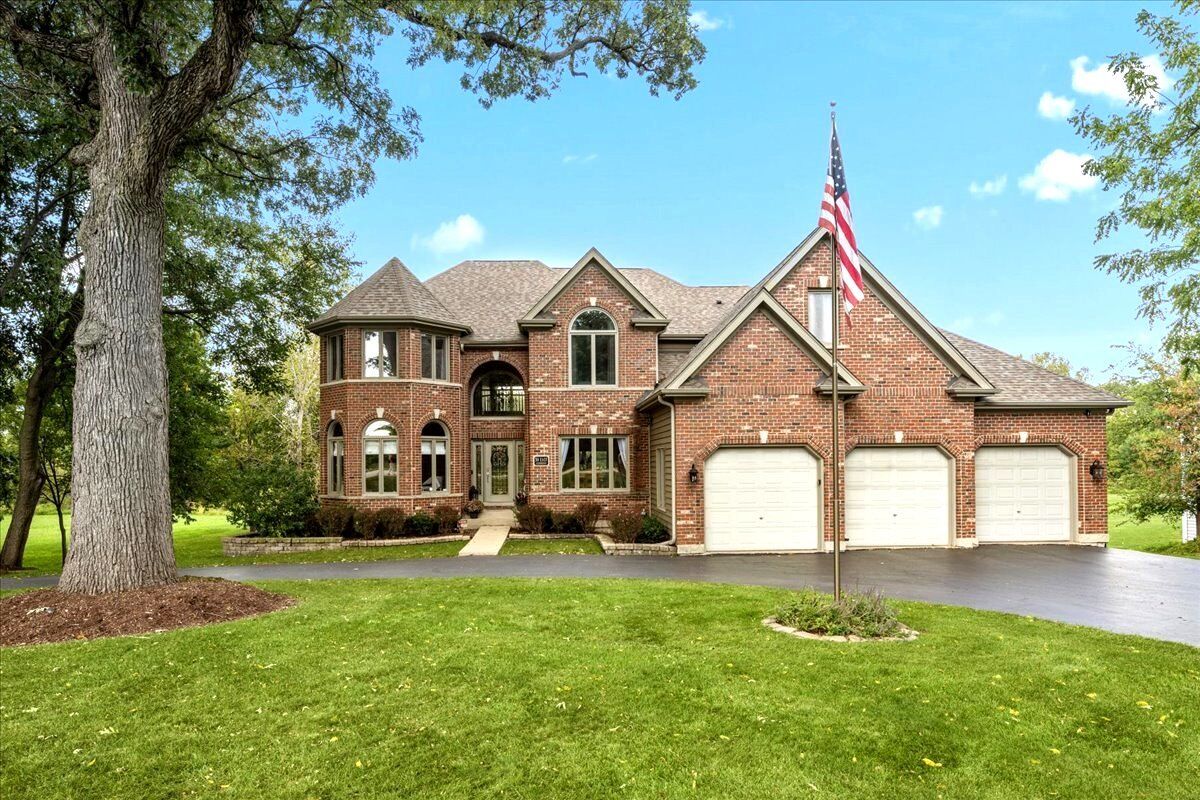 Property Photo: 36 E Lexington Circle IL 60560