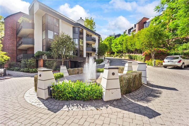 Property Photo: 4720 Park Encino Ln 220 CA 91436