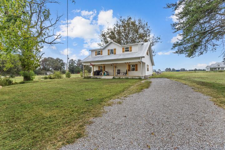 Property Photo:  607 Old Columbia Rd  TN 37180 