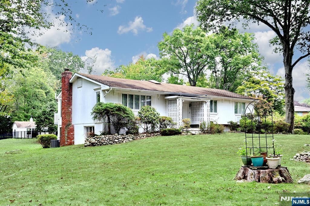 Property Photo:  868 Meadow Lane  NJ 07417 