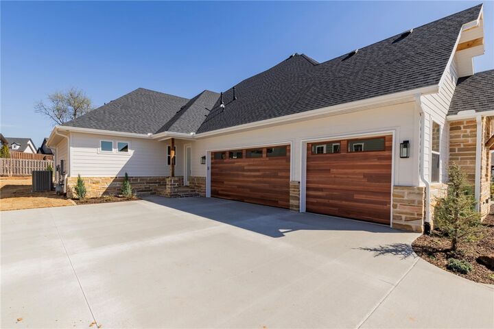 Property Photo:  800 Greenhorn Street  AR 72712 