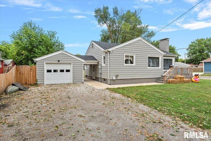 Property Photo:  301 S Washington Street  IL 62656 
