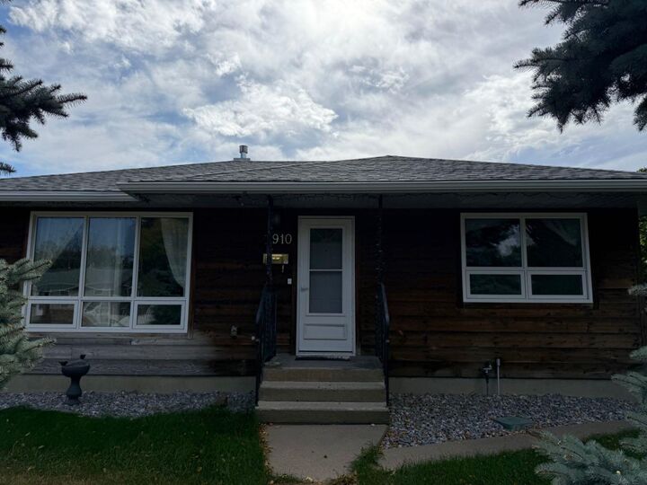 Property Photo:  1910 16 Avenue S  AB T1K 0Z2 