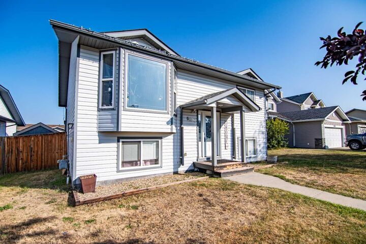 Property Photo:  5836 Park Street  AB T4M 0G1 