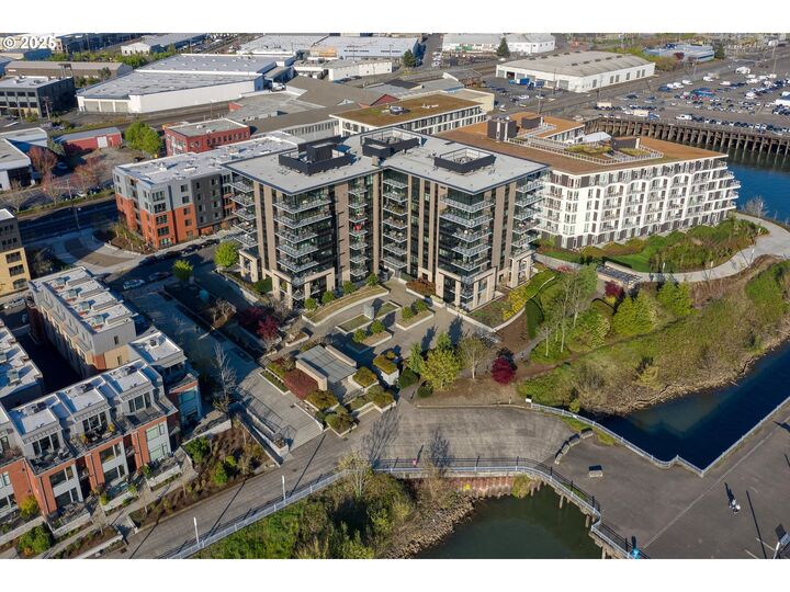 Property Photo:  1830 NW Riverscape St 405  OR 97209 