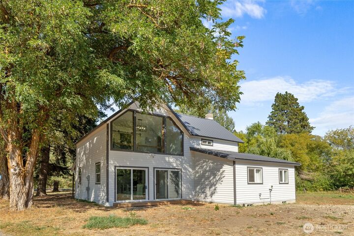 Property Photo: 1660 Airport Road WA 98922