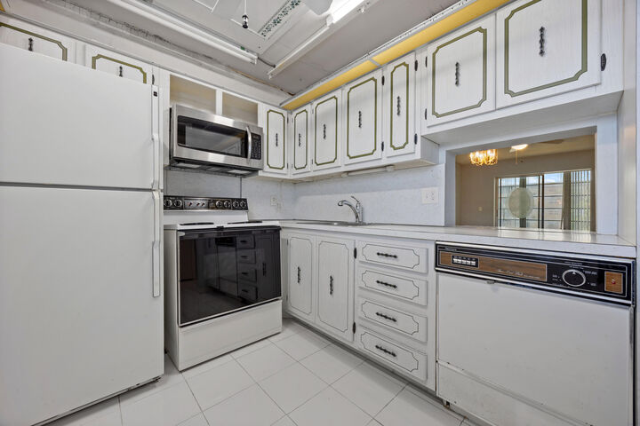 Property Photo:  230 NE 26th Avenue 206  FL 33435 