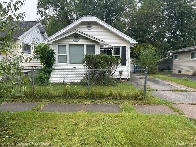 Property Photo:  988 Barney Avenue  MI 48503 