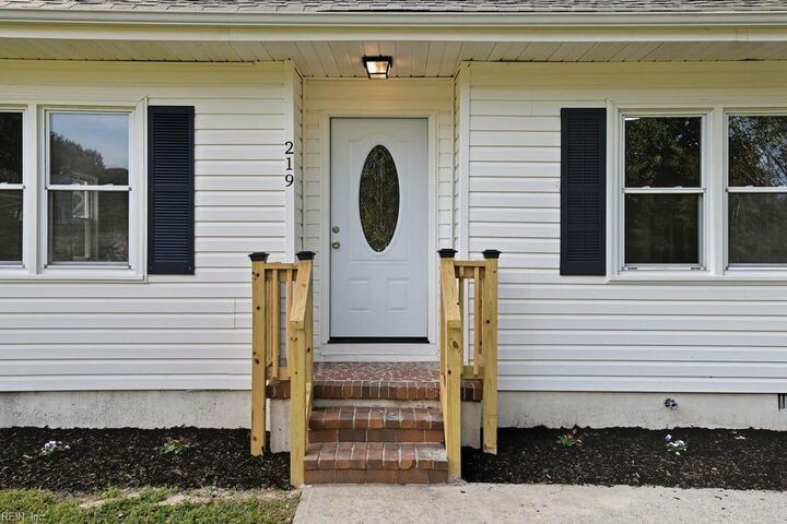 Property Photo:  219 Smith Dr  VA 23430 